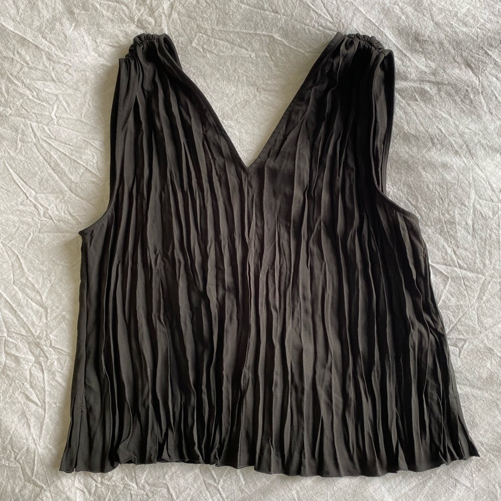 RW&CO. Sleeveless V-Neck Crinkle Crepe Blouse Size Medium NWT
